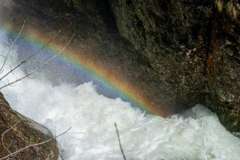 Rainbow over the rushing stream of a waterfall in Wasserloch-Klamm-Palfau par Stock Photos