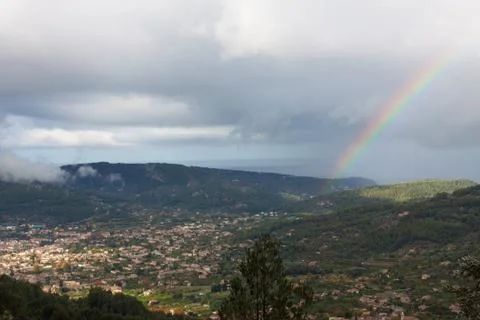 Rainbow over Soller Valley surrounded by the Serra de Tramuntana mountains Foto stock