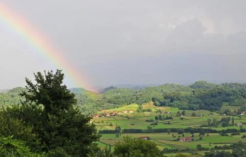 Rainbow over the valley Foto stock