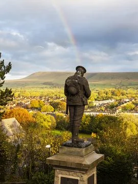 A rainbow over a war memorial in the grounds of Clitheroe Castle, Lancashire, Stock Photos