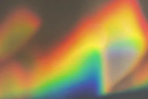 Rainbow prism reflected through water creates vibrant wavy image 1 Foto stock