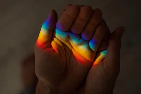 Rainbow ray on a woman's hand. Foto stock
