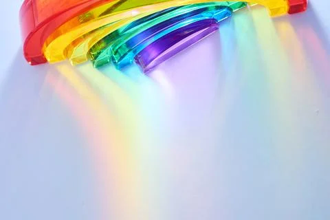 Rainbow spectrum light refracting through glass prism Foto stock