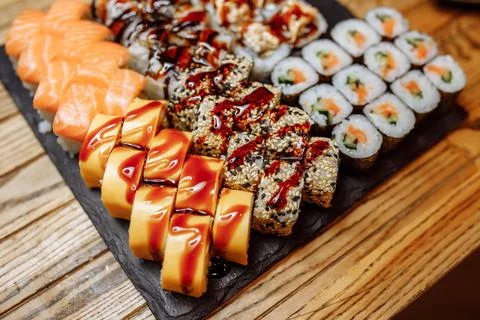 Rainbow Sushi set with salmon, eel, tuna, avocado, royal prawn, cream cheese Foto stock