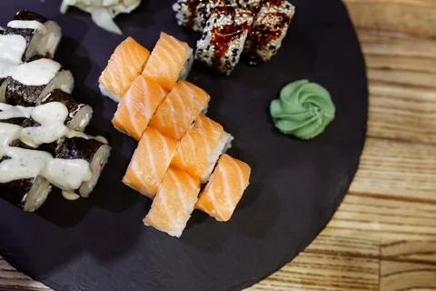 Rainbow Sushi set with salmon, eel, tuna, avocado, royal prawn, cream cheese Foto stock