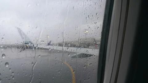 Raindrops on Airplane Window During Rainy Weather in 4k slow motion 60fps Stockbeeldmateriaal 260234160