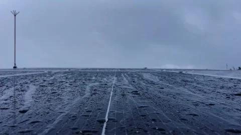 Raindrops and Water Trails on Solar Panel During Rain Vídeos de archivo 343246320