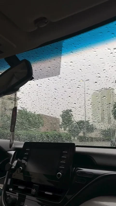 Raindrops on Car Windshield in Cozy Interior Vidéo 339775975