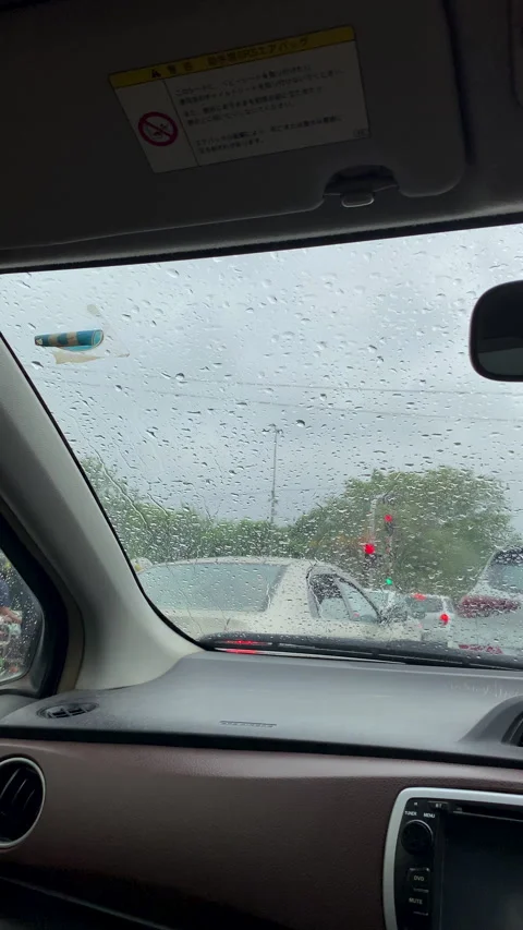 Raindrops on Car Windshield in Traffic Stockbeeldmateriaal 347203224