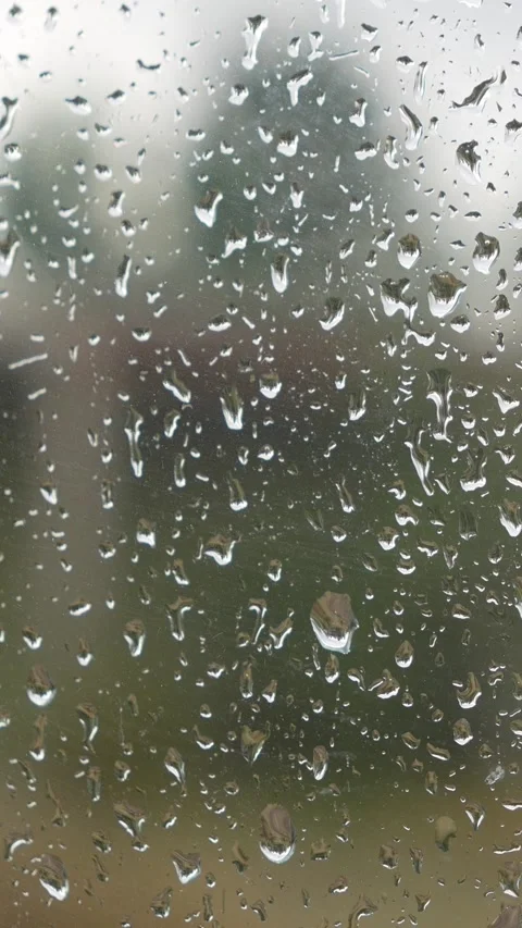 Raindrops covering window glass 库存影片 319921709
