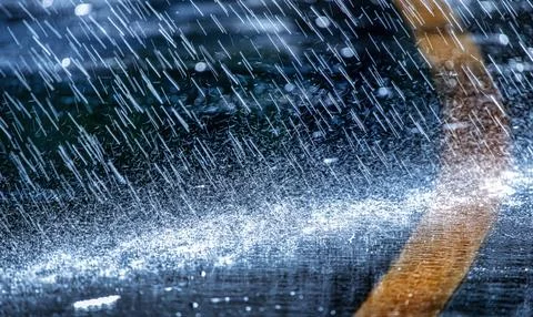 Raindrops fall on the asphalt. close up Deterioration of weather conditions.. Fotos Stock
