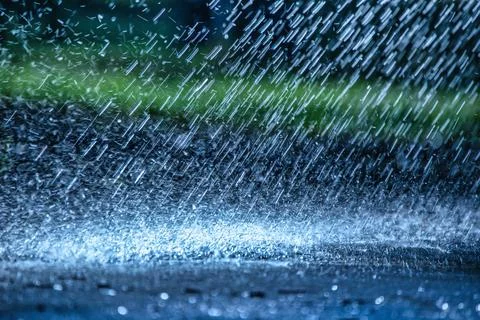 Raindrops fall on the asphalt. close up Deterioration of weather conditions.. Fotos Stock