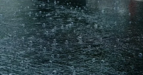 Raindrops fall into the water Video stock 140234068