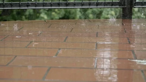 Raindrops falling on balcony floor in slow motion Vídeo Stock 76943391