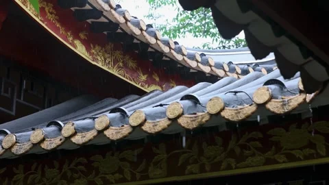 Raindrops Falling from the Eaves of a Classic Traditional Tiled Roof Video stock 333041407