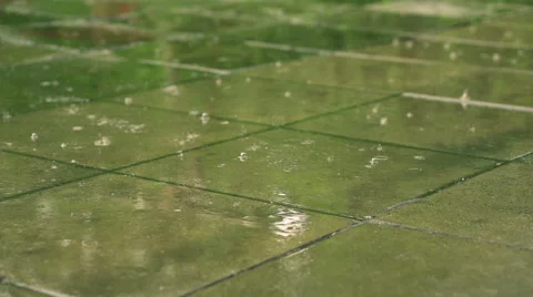 Raindrops falling on the pavement, slow motion shot at 240fps Stockbeeldmateriaal 40572728