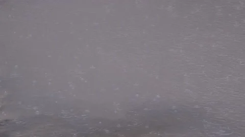 Raindrops falling on a puddle on a street 스톡 동영상 237467941