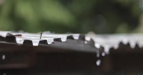 Raindrops falling from the roof Stock-Footage 153402592