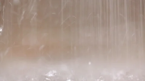 Raindrops falling in water Vidéo 64726782