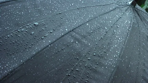 Raindrops flow down the umbrella. Vídeo Stock 95703889
