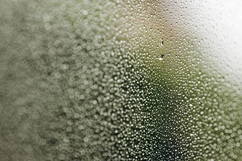 The raindrops is flowing down the window. Foto stock