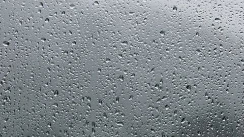Raindrops flows on wet glass window looping Vídeo Stock 334815706