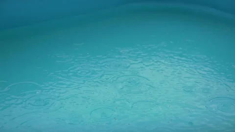 Raindrops in garden pool 스톡 동영상 136917751