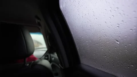 Raindrops on the glass of a car window while driving. Vídeo Stock 255295553