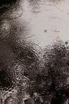 Raindrops in a Mountain River Water Foto stock