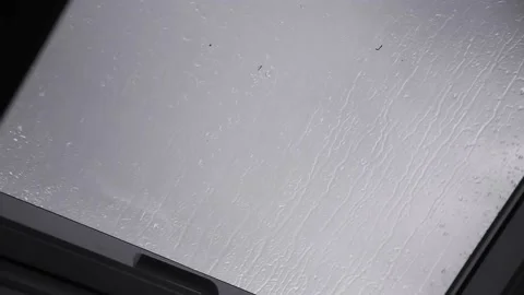 Raindrops pattering on window pane Vidéo 157504917