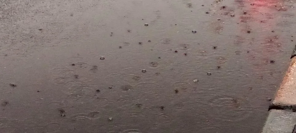 Raindrops on a puddle on the road Foto stock