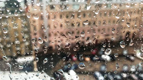 Raindrops run down the glass close up 動画素材 88552798