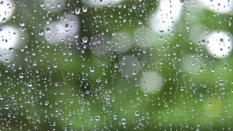 Raindrops run down the glass of the window. 動画素材 136557028