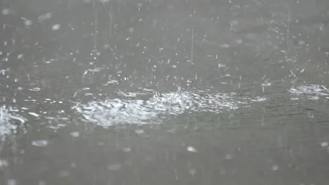 Raindrops splashing on the ground Stock-Footage 138553570