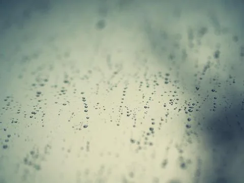 ..Raindrops on the surface of window glass with a blurred background. Foto stock
