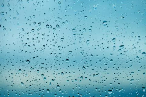 Raindrops on the transparent window pane. Background of raindrops. Foto stock