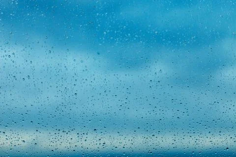 Raindrops on the transparent window pane. Background of raindrops. Foto stock
