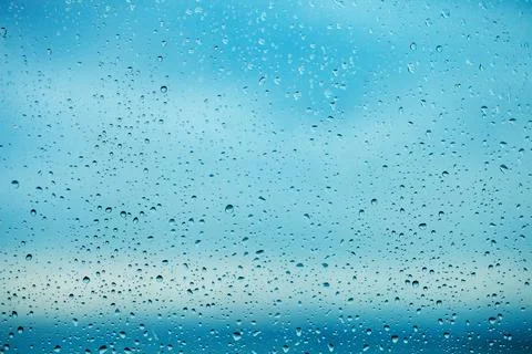Raindrops on the transparent window pane. Background of raindrops. Foto stock