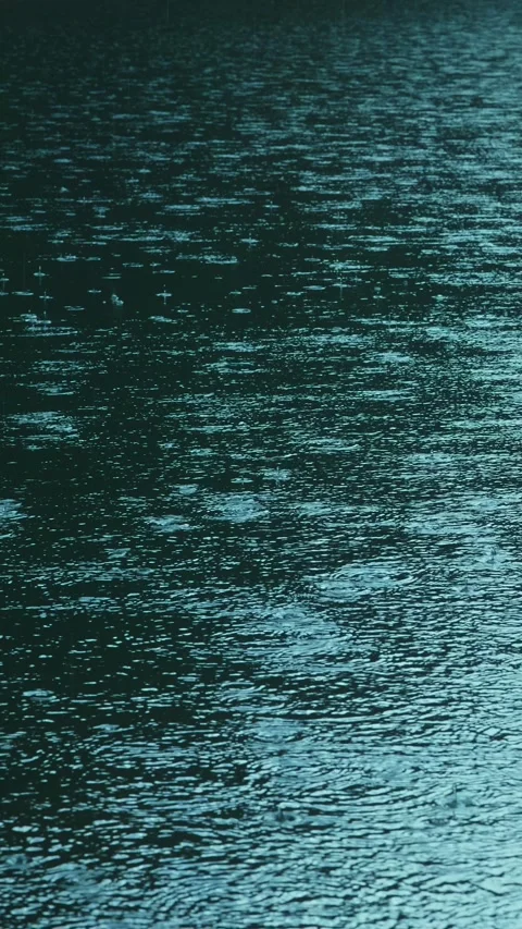 Raindrops on water, vertical, slow motion, 45 degree, medium shot 库存影片 332059842