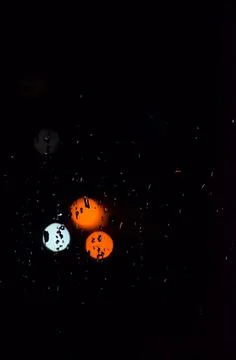 Raindrops on the window on background of blurry glare. Abstract blurred. Foto stock