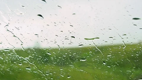 Raindrops on the window glass of the car. Video stock 114231618