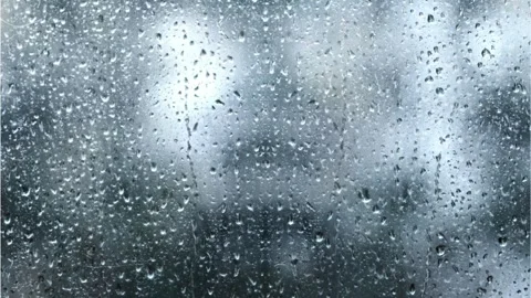 Raindrops on window glass during rainy day Vidéo 347804918