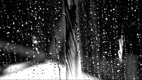 Raindrops on window glass Vidéo 129970488