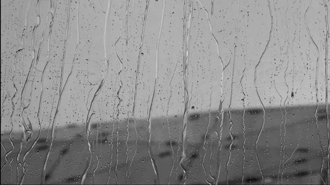 Raindrops on window glass Vidéo 129970646