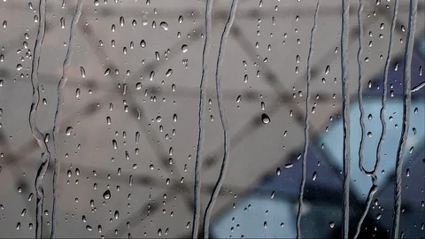 Raindrops on window glass Stockbeeldmateriaal 129970665