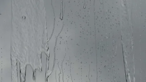 Raindrops on window glass Vidéo 129970674