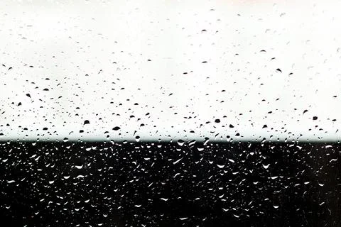 Raindrops on window glass texture with black and white contrast background... Foto stock