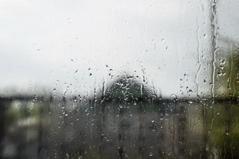 Raindrops on window pane. Blurred background outside the window in the rain. Foto stock
