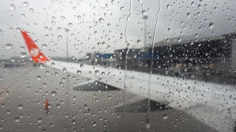 Raindrops on the window of a passenger plane, the view from the cabin Vídeos de archivo 125240052