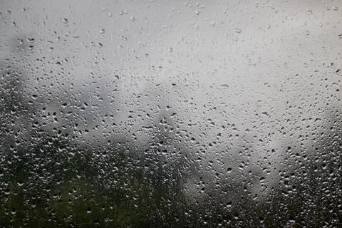 Raindrops on the window - view out the window outwards, rainy weather Foto stock